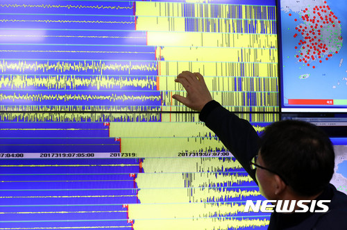 【서울=뉴시스】박주성 기자 = 경북 포항시 북구 북쪽 9㎞ 지역에서 규모 5.4의 지진이 발생한 가운데 15일 오후 서울 동작구 기상청 국가지진화산종합상황실에서 기상청 직원이 남재철 기상청장에게 여진과 관련한 상황을 설명하고 있다. 2017.11.15. park7691@newsis.com