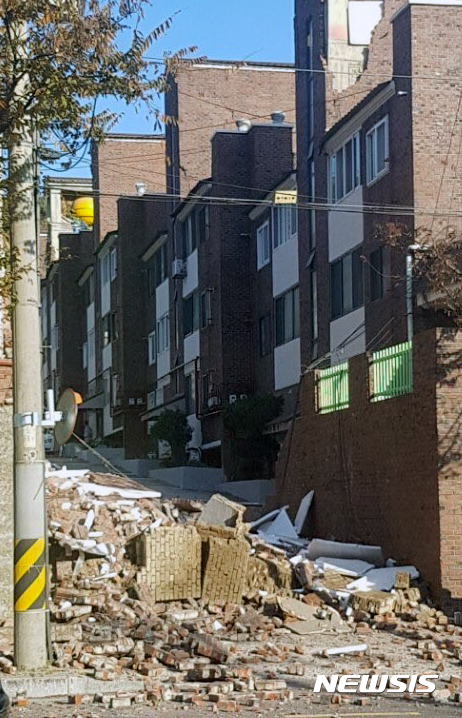 【서울=뉴시스】15일 오후 2시 29분께 경북 포항시 북구 북쪽 6km 지역에서 규모 5.5 지진이 발생한 가운데 포항 시내 건물 외벽이 무너져 있다. 2017.11.15. (사진=독자 제공)&nbsp; photo@newsis.com
