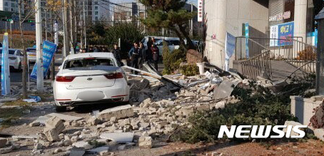 【서울=뉴시스】15일 오후 2시 29분께 경북 포항시 북구 북쪽 6km 지역에서 규모 5.5 지진이 발생한 가운데 포항 시내 건물 외벽이 떨어져 있다. 2017.11.15. (사진=독자 제공) photo@newsis.com