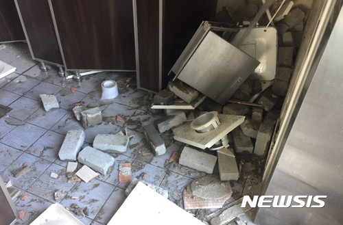 【서울=뉴시스】15일 오후 2시 29분께 경북 포항시 북구 북쪽 6km 지역에서 규모 5.5 지진이 발생한 가운데 한동대학교 건물 내부 화장실이 지진에 흔들려 벽돌이 떨어지는 등 어지럽혀있다. 2017.11.15. (사진=독자 제공)&nbsp; photo@newsis.com