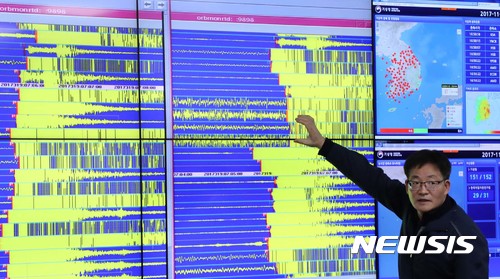 【서울=뉴시스】 박주성 기자 = 경북 포항시 북구 북쪽 9㎞ 지역에서 규모 5.4의 지진이 발생한 가운데 15일 오후 서울 동작구 기상청 국가지진화산종합상황실에서 기상청 직원들이 지진 데이터를 분석하고 있다. 2017.11.15. photo@newsis.com