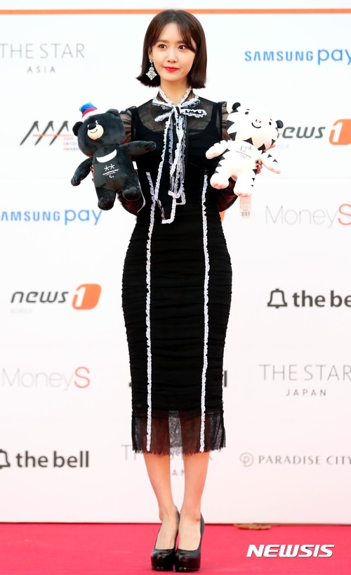 【서울=뉴시스】조성봉 기자 = 소녀시대 멤버 윤아가 15일 오후 서울 송파구 잠실실내체육관에서 열린 '2017 아시아 아티스트 어워즈(Asia Artist Awards)' 레드카펫 행사에서 포즈를 취하고 있다.'아시아 아티스트 어워즈(Asia Artist Awards)'는 국내 유일의 드라마와 K팝 통합 시상식이다. 2017.11.15. suncho21@newsis.com