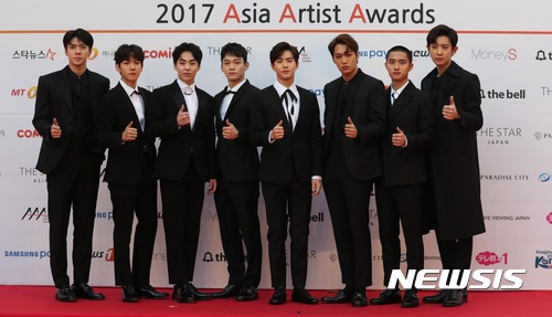 【서울=뉴시스】조성봉 기자 =&nbsp; 엑소가 15일 오후 서울 송파구 잠실실내체육관에서 열린 '2017 아시아 아티스트 어워즈(Asia Artist Awards)' 레드카펫 행사에서 포즈를 취하고 있다.'아시아 아티스트 어워즈(Asia Artist Awards)'는 국내 유일의 드라마와 K팝 통합 시상식이다. 2017.11.15. suncho21@newsis.com
