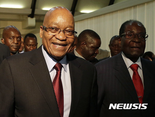 2017년 10월13일, 남아공 방문 중 주마 대통령(왼쪽)과 무가베 대통령. AP. 