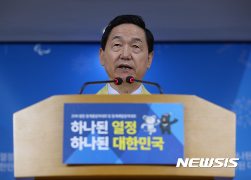 【서울=뉴시스】김진아 기자 = 김상곤 사회부총리 겸 교육부 장관이 15일 오후 서울 종로구 정부서울청사에서 포항 지진과 관련해 긴급대책회의를 열고 수능을 1주일 연기해 23일에 치르기로 결정했다고 발표하고 있다. 2017.11.15. bluesoda@newsis.com