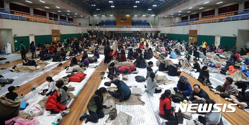 【포항=뉴시스】홍효식 기자 = 15일 오후 경북 포항시에 5.4 규모의 지진이 발생한 가운데 북구 흥해읍 흥해실내체육관에서 주민들이 대피해 있다. 2017.11.15. yesphoto@newsis.com