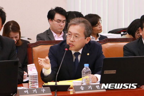 송기헌 국회의원은 현행법 상 규정되어 있지 않은 전기안전관리업무 대행수수료를 산업통상자원부 장관이 고시하도록 하는 법률 개정안을 발의했다.2017.11.16.(사진=송기헌 국회의원 제공)photo@newsis.com