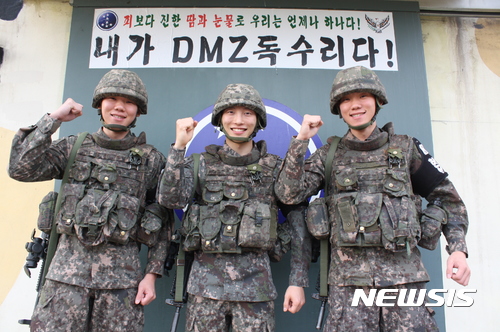 【화천=뉴시스】고성호 기자 = 육군7사단 독수리연대에서 복무 중인 이성준 병장(왼쪽), 백원준 병장(가운데), 이성재 병장(오른쪽)이 최전방 경계근무에 최선을 다하겠다는 각오를 다지며 화이팅을 하고 있다.(사진=육군 7사단 정훈부 제공) photo@newsis.com