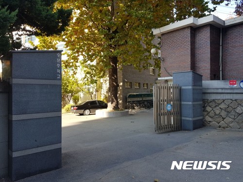 【서울=뉴시스】채윤태 기자 = 16일 수학능력시험이 연기돼 4교시까지 수업을 진행 중인 서울 마포구 숭문고등학교. 2017.11.16. chaideseul@newsis.com