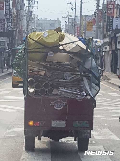  【하남=뉴시스】문영일 기자 = 전국적으로 폐자원을 수거하는 노인들은 150만명 정도로 추산된다. 오토바이를 개조한 리어카로 폐지를 싣고 가고 있다. 2017.11.16. ctdesk@newsis.com