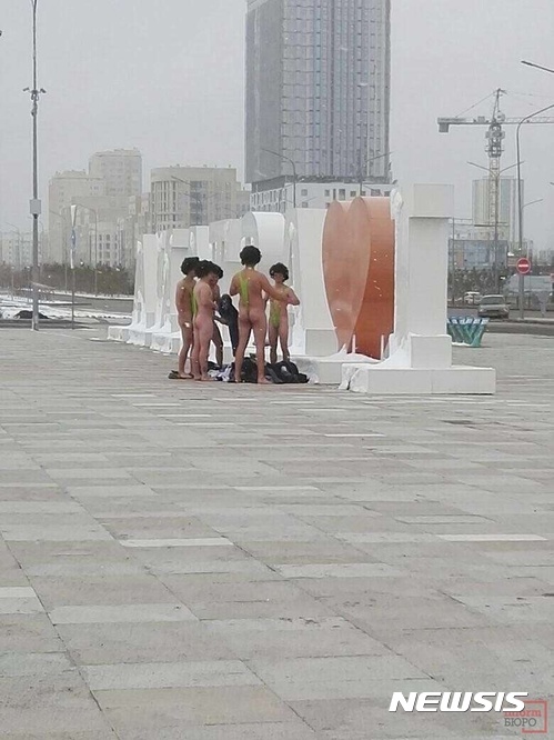 【이스타나=AP·인포름브로(/뉴시스】 체코 남성 6명이 지난 10일(현지시간) 카자흐스탄 수도 이스타나에서 초록색 맨키니와 가발을 착용하고 사진을 찍고 있다. 카자흐스탄 당국은 이들을 경범죄로 체포해 벌금을 부과했다. 2017.11.17