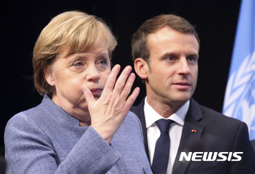 【본=AP/뉴시스】앙겔라 메르켈 독일 총리가 15일(현지시간) 본에서 열린 제23차 유엔 기후변화협약 당사국 총회에 참석해 에마뉘엘 마크롱 프랑스 대통령과 나란히 서있다. 2017.11.16&nbsp; 