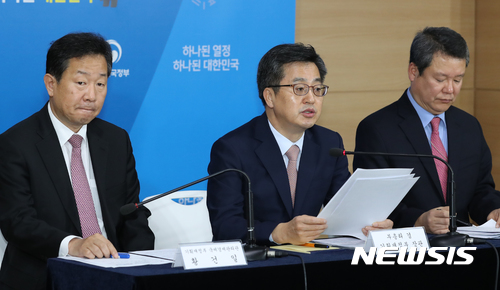 【서울=뉴시스】권현구 기자 = 김동연 경제부총리 겸 기획재정부 장관이 16일 오전 서울 종로구 정부서울청사 브리핑룸에서 긴급 브리핑을 열고 '한-캐나다 통화스와프 협정 체결' 관련 내용을 브리핑하고 있다. 한국과 캐나다는 15일(현지시각) 기한과 한도가 없는 상설 계약의 통화스와프 협정을 전격 체결했다. 2017.11.16.&nbsp; stoweon@newsis.com 
