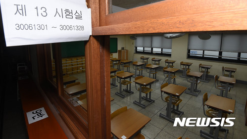 【수원=뉴시스】이정선 기자 = 지난 15일 경북 포항에서 발생한 규모 5.4 지진으로 2018학년도 대학수학능력시험이 일주일 연기된 가운데 16일 오전 경기 수원의 한 고등학교에 마련된 시험실이 텅 비어 있다. 2017.11.16.&nbsp; ppljs@newsis.com