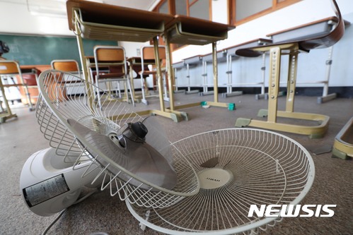 【포항=뉴시스】홍효식 기자 = 경북 포항시에 5.4 규모의 지진으로 역사상 처음으로 수능시험 일정이 일주일 뒤로 연기된 가운데 16일 오전 북구 포항고등학교 한 교실에 선풍기가 떨어져있다. 2017.11.16. yesphoto@newsis.com