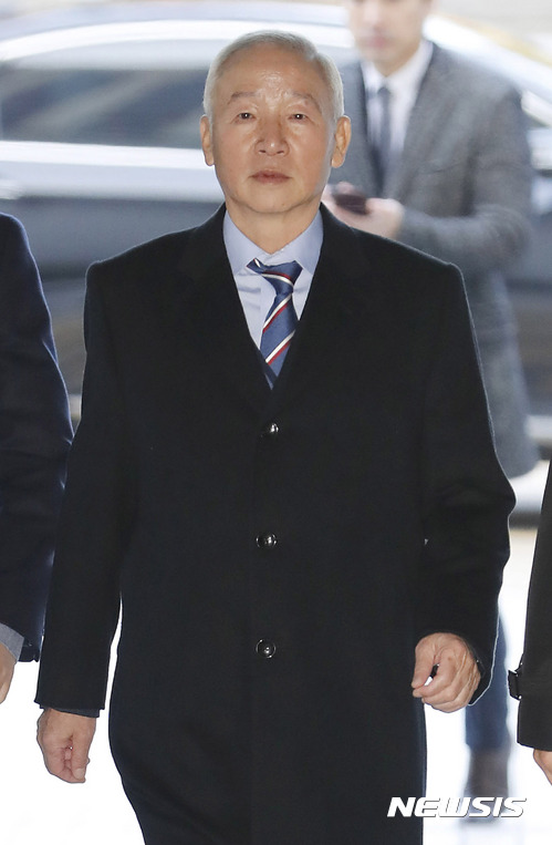 【서울=뉴시스】최동준 기자 = 남재준 전 국정원장이 16일 서울 서초구 서울중앙지방법원에서 열린 영장실질심사에 출석하고 있다. 2017.11.16.&nbsp; photocdj@newsis.com