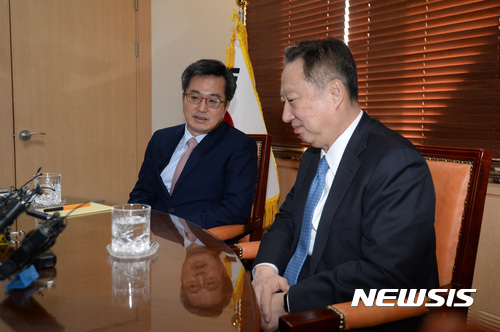 【서울=뉴시스】고승민 기자 = 김동연 경제부총리 겸 기획재정부 장관과 박용만 대한상공회의소 회장이 16일 서울 세종로 정부서울청사에서 경제계 정책건의서 전달 및 안건 논의를 하고 있다. 2017.11.16. photo@newsis.com