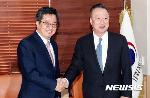 【서울=뉴시스】고승민 기자 = 김동연 경제부총리 겸 기획재정부 장관과 박용만 대한상공회의소 회장이 16일 서울 세종로 정부서울청사에서 경제계 정책건의서 전달 및 안건 논의를 하기 전 기념촬영하고 있다. 2017.11.16. photo@newsis.com