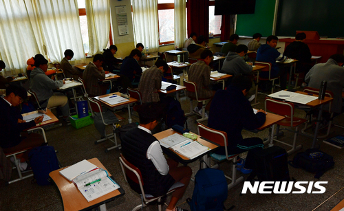 【광주=뉴시스】류형근 기자 = 포항 지진 여파로 2018대학수학능력시험이 일주일 연기된 16일 오전 광주 북구 고려고등학교에서 수험생들이 등교해 공부를 하고 있다. 2017.11.16. hgryu77@newsis.com