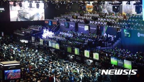 【부산=뉴시스】 하경민 기자 = 16일 부산 벡스코 제1전시장에서 개막한 국제 게임전시회 '지스타 2017'를 찾은 관람객들이 각종 게임을 즐기고 있다.&nbsp; 올해 13회째인 이 전시회는 'Complete Your Game!'을 주제로 35개국 게임업체 670여 곳이 참가해 모바일·온라인 게임, VR 게임 등 다양한 신작게임을 선보인다. 행사는 오는 19일까지 계속된다. 2017.11.16.&nbsp; yulnetphoto@newsis.com