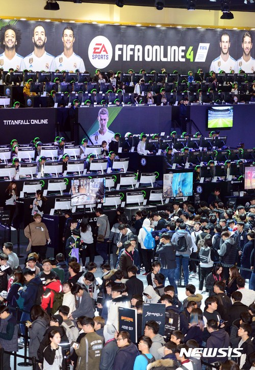 【부산=뉴시스】 하경민 기자 = 16일 부산 벡스코 제1전시장에서 개막한 국제 게임전시회 '지스타 2017'를 찾은 관람객들이 각종 게임을 즐기고 있다.&nbsp; 올해 13회째인 이 전시회는 'Complete Your Game!'을 주제로 35개국 게임업체 670여 곳이 참가해 모바일·온라인 게임, VR 게임 등 다양한 신작게임을 선보인다. 행사는 오는 19일까지 계속된다. 2017.11.16.&nbsp; yulnetphoto@newsis.com