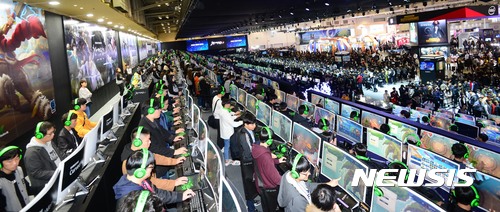 【부산=뉴시스】 지난달 16일 부산 벡스코 제1전시장에서 개막한 국제 게임전시회 '지스타 2017'를 찾은 관람객들이 다양한 신작 게임을 즐기고 있다. 2017.11.16.