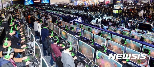 【부산=뉴시스】 하경민 기자 = 16일 부산 벡스코 제1전시장에서 개막한 국제 게임전시회 '지스타 2017'를 찾은 관람객들이 다양한 신작 게임을 즐기고 있다.&nbsp;&nbsp; 올해 13회째인 이 전시회는 'Complete Your Game!'을 주제로 35개국 게임업체 670여 곳이 참가해 모바일·온라인 게임, VR 게임 등 다양한 신작게임을 선보인다. 행사는 오는 19일까지 계속된다. 2017.11.16.&nbsp;&nbsp; yulnetphoto@newsis.com 