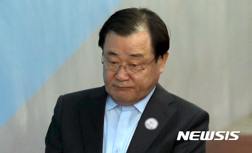 【서울=뉴시스】권현구 기자 = 국정원의 특수활동비를 박근혜 전 대통령 측에 상납한 의혹을 받는 이병기 전 국가정보원장이 16일 오후 서울 서초구 서울중앙지방법원에서 열린 영장실질심사에 출석하고 있다. 2017.11.16.&nbsp; stoweon@newsis.com