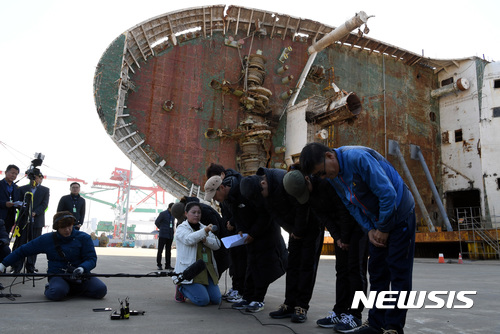 【목포=뉴시스】신대희 기자 = 16일 오후 전남 목포신항만 세월호 선체 앞에서 미수습자 5명(단원고 남현철·박영인 학생과 양승진 교사, 권재근·혁규 부자가)의 가족들이 기자회견을 열고 "신항만을 떠나겠다"는 입장을 밝히고 있다. 2017.11.16. sdhdream@newsis.com