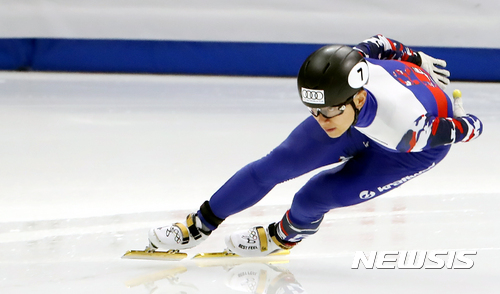 【서울=뉴시스】박주성 기자 = 러시아 쇼트트랙 국가대표인 안현수(빅토르 안)가 16일 오후 서울 목동아이스링크에서 열린 쇼트트랙 월드컵 4차대회 500m 예선 경기를 치르고 있다.&nbsp; 이날 안현수는 500m 예선을 1위로 통과했다. 2017.11.16. park7691@newsis.com