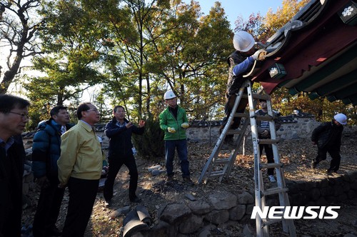 【서울=뉴시스】 16일 김종진(왼쪽 두번째) 문화재청장이 지진으로 담장 일부 파손과 지붕기와 탈락 등의 피해를 입은 경북 포항 흥해향교(시도유형문화재 제 451호)를 방문해 수리 상황을 점검하고 있다. 2017.11.16. (사진=문화재청 제공) photo@newsis.com