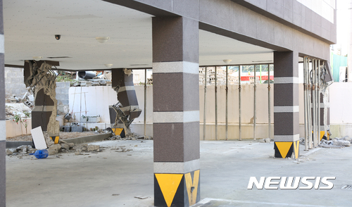 【포항=뉴시스】우종록 기자 = 16일 오후 경북 포항시 북구 장성동의 한 원룸의 기둥이 지진의 영향을 받아 심하게 파손되어 있다. 2017.11.16.&nbsp; wjr@newsis.com 