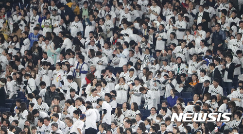 歓呼する日本観衆