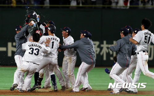 【도쿄(일본)=뉴시스】이영환 기자 = 16일 오후 일본 도쿄돔에서 열린 2017 아시아프로야구챔피언십(APBC) 한국 대 일본의 경기, 10회말 승부치기 2사 주자 2루에서 일본 타무라가 끝내기 안타를 날리자 선수들이 환호하고 있다. 2017.11.16. 20hwan@newsis.com