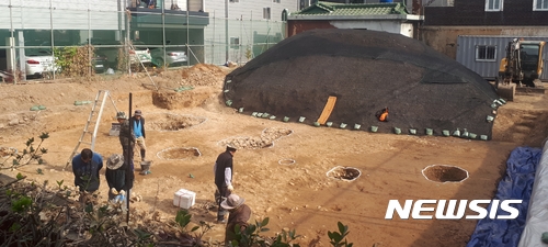 【대구=뉴시스】이통원 기자 = 지난해 11월17일 오전 대구시 중구 수동에 있는 공사현장에서 최근 출토한 유구(遺構)에 대해 문화재청 관계자들이 정밀조사를 벌이고 있다. 2018.03.13. <이 사진은 2017년 11월17일자 사진자료임.> tong@newsis.com