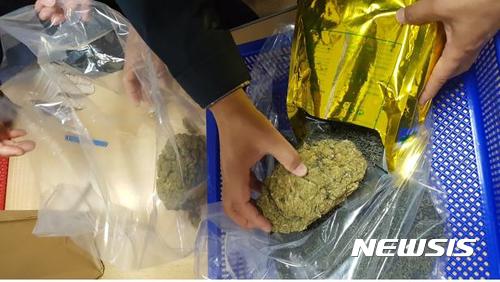 【서울=뉴시스】홍차제품 안에 숨겨져 있는 대마(사진=서울중앙지검 제공)