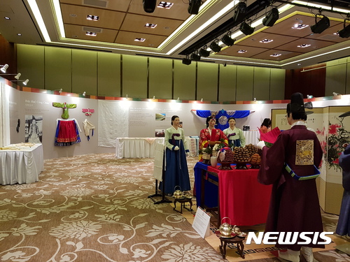 【안동=뉴시스】류상현 기자 = 17일부터 이틀간 호찌민 롯데 레전드 호텔 사이공에서 열리는 한-베자연섬유산업교류전에 마련된 한복전시관. 2017.11.17 (사진=경북도 제공) photo@newsis.com