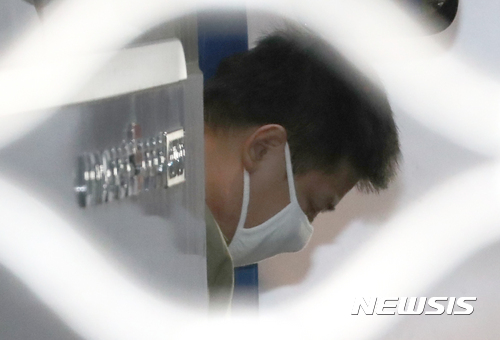 【서울=뉴시스】박진희 = 여중생을 살해하고 사체를 유가한 혐의로 구속된 '어금니 아빠' 이영학씨가 첫 공판을 받기 위해 17일 오전 서울 도봉구 서울북부지방법원으로 들어서고 있다. 이씨는 지난 9월30일 중학생 딸의 친구 A(14)양을 집으로 유인해 수면제(향정신성의약품)을 몰래 먹여 재운 후 추행하고 A양이 잠에서 깨어나자 신고를 두려워한 나머지 목을 졸라 살해해 강원 영월군 야산에 사체를 유기한 혐의를 받고 있다. 2017.11.17.pak7130@newsis.com