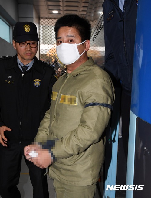 【서울=뉴시스】박진희 = 여중생을 살해하고 사체를 유기한 혐의로 구속된 '어금니 아빠' 이영학씨가 첫 재판을 받기 위해 17일 오전 서울 도봉구 서울북부지방법원으로 들어서고 있다. 이씨는 지난 9월30일 중학생 딸의 친구 A(14)양을 집으로 유인해 수면제(향정신성의약품)을 몰래 먹여 재운 후 추행하고 A양이 잠에서 깨어나자 신고를 두려워한 나머지 목을 졸라 살해해 강원 영월군 야산에 사체를 유기한 혐의를 받고 있다. 2017.11.17.photo@newsis.com