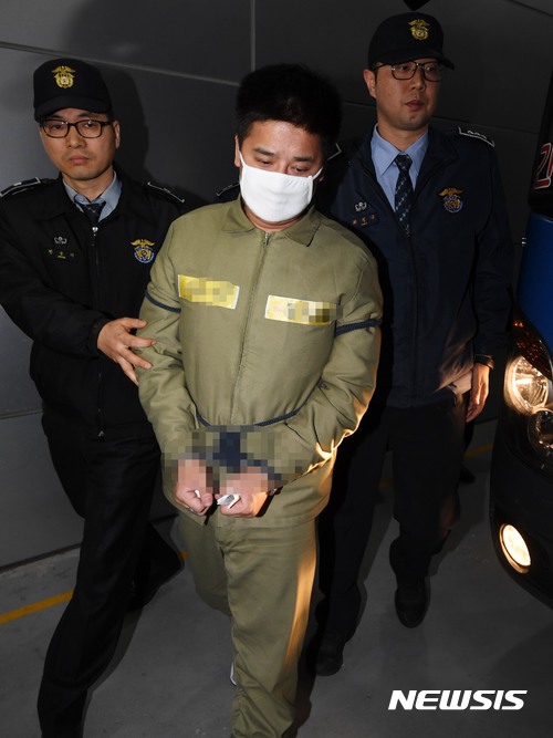 【서울=뉴시스】박진희 = 여중생을 살해하고 사체를 유기한 혐의로 구속된 '어금니 아빠' 이영학씨가 첫 재판을 받기 위해 17일 오전 서울 도봉구 서울북부지방법원으로 들어서고 있다. 이씨는 지난 9월30일 중학생 딸의 친구 A(14)양을 집으로 유인해 수면제(향정신성의약품)을 몰래 먹여 재운 후 추행하고 A양이 잠에서 깨어나자 신고를 두려워한 나머지 목을 졸라 살해해 강원 영월군 야산에 사체를 유기한 혐의를 받고 있다. 2017.11.17.photo@newsis.com