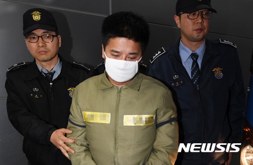 【서울=뉴시스】박진희 = 여중생을 살해하고 사체를 유기한 혐의로 구속된 '어금니 아빠' 이영학씨가 첫 재판을 받기 위해 17일 오전 서울 도봉구 서울북부지방법원으로 들어서고 있다. 이씨는 지난 9월30일 중학생 딸의 친구 A(14)양을 집으로 유인해 수면제(향정신성의약품)을 몰래 먹여 재운 후 추행하고 A양이 잠에서 깨어나자 신고를 두려워한 나머지 목을 졸라 살해해 강원 영월군 야산에 사체를 유기한 혐의를 받고 있다. 2017.11.17.photo@newsis.com