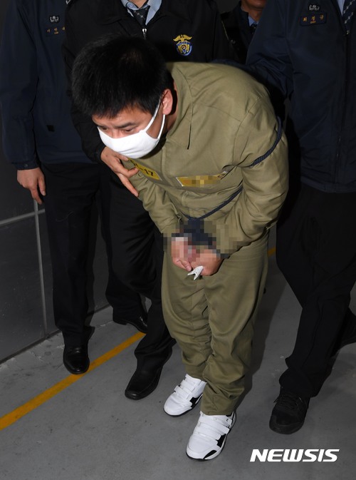 【서울=뉴시스】박진희 = 여중생을 살해하고 사체를 유기한 혐의로 구속된 '어금니 아빠' 이영학씨가 첫 재판을 받기 위해 17일 오전 서울 도봉구 서울북부지방법원으로 들어서고 있다. 이씨는 지난 9월30일 중학생 딸의 친구 A(14)양을 집으로 유인해 수면제(향정신성의약품)을 몰래 먹여 재운 후 추행하고 A양이 잠에서 깨어나자 신고를 두려워한 나머지 목을 졸라 살해해 강원 영월군 야산에 사체를 유기한 혐의를 받고 있다. 2017.11.17.photo@newsis.com