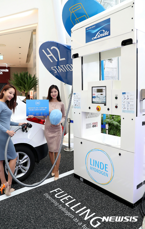 【서울=뉴시스】이종철 기자 = 17일 오전 서울 영등포구 타임스퀘어에 마련된 린데코리아의 '하이! 에너지 존(HY! energy Zone)'에서 모델들이 수소충전기를 이용한 수소차 충전을 시연하고 있다.린데코리아는 오는 19일까지 친환경 미래 청정에너지 자원인 수소의 장점과 활용 원리를 소개하기 위해 이벤트 공간을 운영한다. 린데코리아의 수소충전소 기술은 내년 2월 평창에서 사용될 수소 버스용 연료 충전소에도 공급될 예정이다. 2017.11.17.&nbsp;&nbsp; jc4321@newsis.com