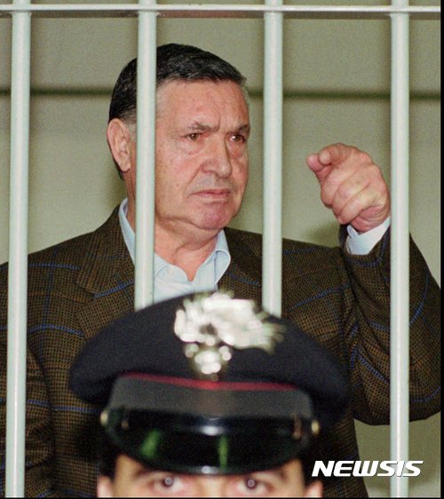 【로마(이탈리아)=AP/뉴시스】이탈리아 폭력조직 마피아의 '보스 중의 보스' 살바토레 '토토' 리나가 지난 1993년 4월29일 로마의 법원에서 재판을 받고 있다. 26번의 종신형을 선고받고 수감 중이던 리나는 17일 87세를 일기로 사망했다. 2017.11.17