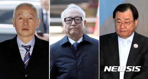 【서울=뉴시스】최동준·고승민·권현구 기자 = 박근혜 정부 시절 국가정보원 특수활동비를 청와대에 정기적으로 상납한 혐의를 받고 있는 남재준(왼쪽부터), 이병호, 이병기 전 국정원장이 16일 서울 서초구 서울중앙지방법원에서 열린 영장실질심사를 받기 위해 출석하고 있다. 17일 남재준·이병기 전 국정원장에 대해 검찰이 청구한 구속영장을 발부하고. 이병호 전 원장에 대해서는 “증거인멸 염려가 있다고 보기 어렵다”며 영장을 기각했다. 2017.11.18. photo@newsis.com