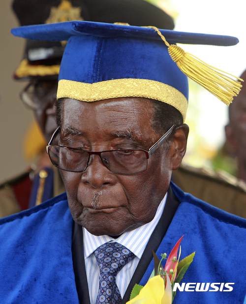【하라레=AP/뉴시스】로버트 무가베 짐바브웨 대통령이 군부 쿠데타 이후 처음으로 17일(현지시간) 수도 하라레에 있는 짐바브웨 오픈 유니버시티 졸업식에 참석하고 있다.2017.11.17 