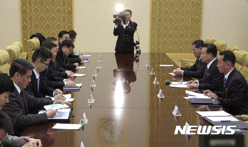 【평양=AP/뉴시스】 북한의 최룡해 노동당 부위원장(오른쪽 두번째)과 쑹타오 중국 공산당 대외연락부 부장(왼쪽 네번째)이 17일 평양 만수대 홀에서 각각 관계자들을 대동하고 대화하고 있다. 2017. 11. 17.&nbsp; 