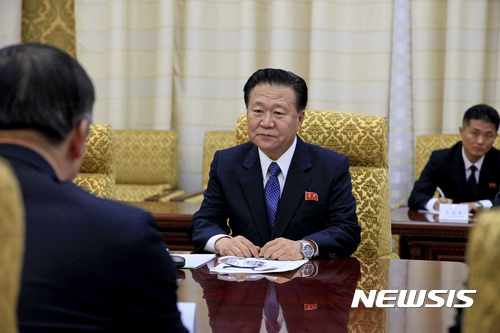 【평양=AP/뉴시스】최룡해 북한 노동당 부위원장이 17일 평양 만수대홀에서 쑹타오 중국 공산당 대외연락부 부장과 마주 앉아 있다. 2017.11.17