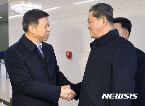 【평양=AP/뉴시스】쑹타오(宋濤) 중국공산당 대외연락부 부장이 17일 오후 시진핑(習近平)국가주석의 특사자격으로 북한 평양공항에 도착해 리창근 노동당 국제부 부부장의 영접을 받고 있다. 2017.11.17