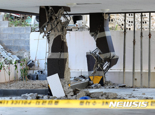 【포항=뉴시스】우종록 기자 = 16일 오후 경북 포항시 북구 장성동의 한 원룸의 기둥이 지진의 영향을 받아 심하게 파손되어 있다. 2017.11.18. wjr@newsis.com
